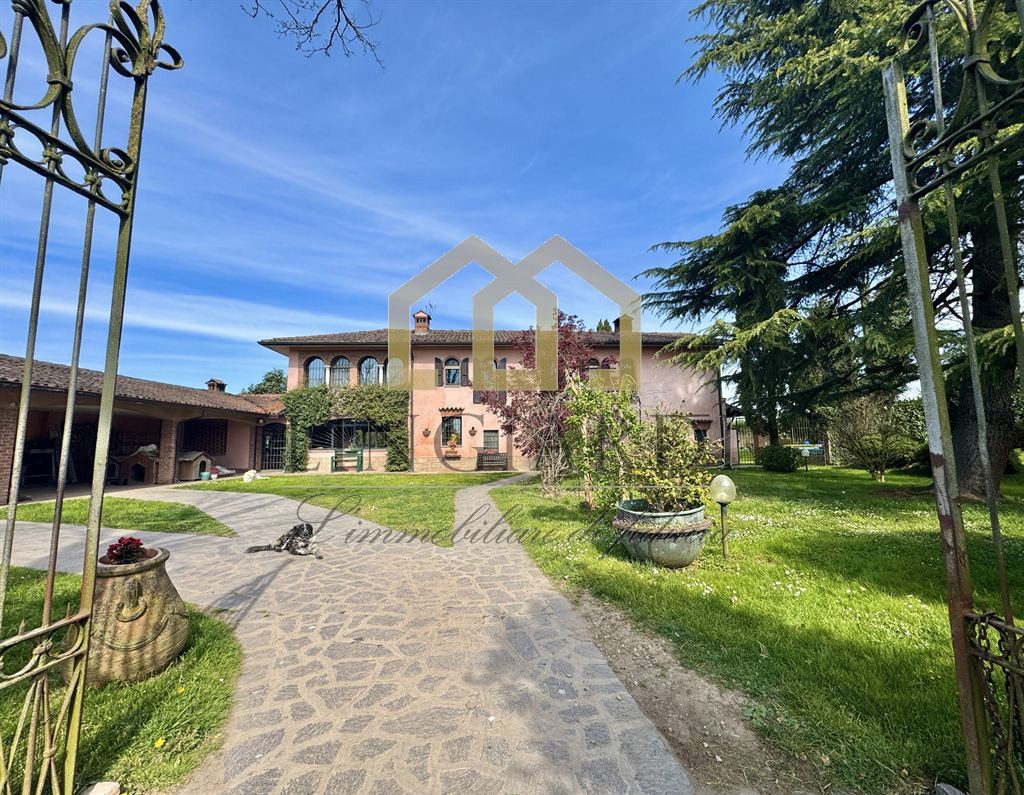 Affascinante cascina indipendente con piscina e ampio terreno a Borghetto Lodigiano
