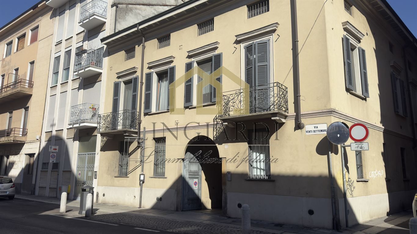 Lodi Centro Storico: Elegante ufficio a reddito con box