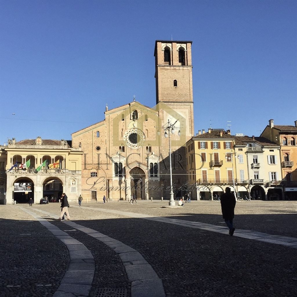 LODI – NEGOZIO IN LOCAZIONE IN PIAZZA DELLA VITTORIA