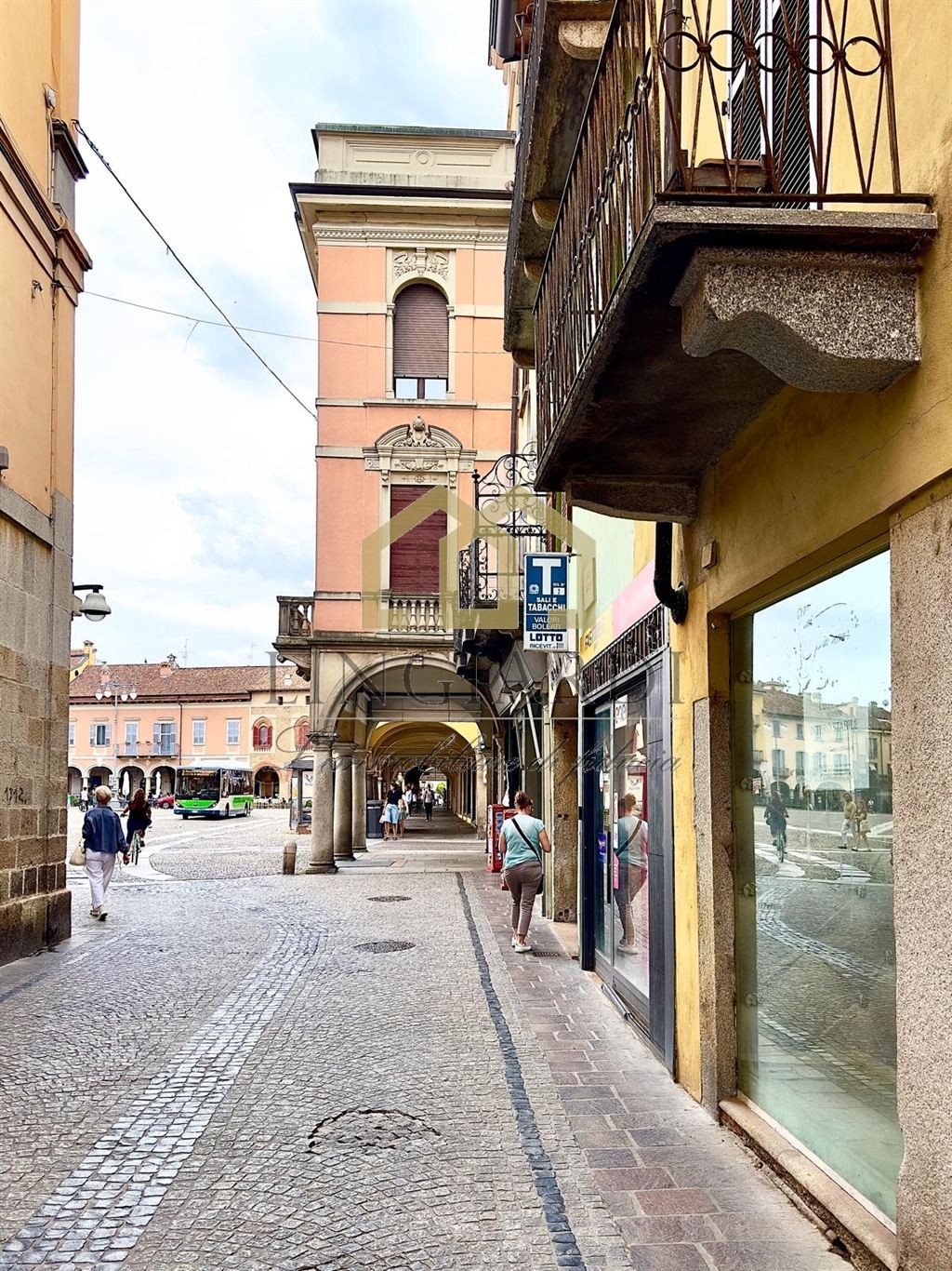 Palazzetto indipendente in Piazza Duomo: raro investimento.